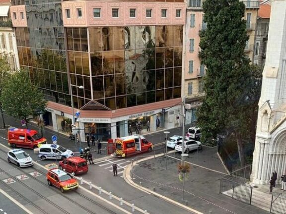 Attacco a Nizza, 3 morti, decapitata una donna nella cattedrale