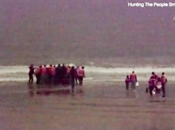 “Non voglio andare, papà”. Il pianto della bimba, che strazia il cuore, prima di salire sul gommone