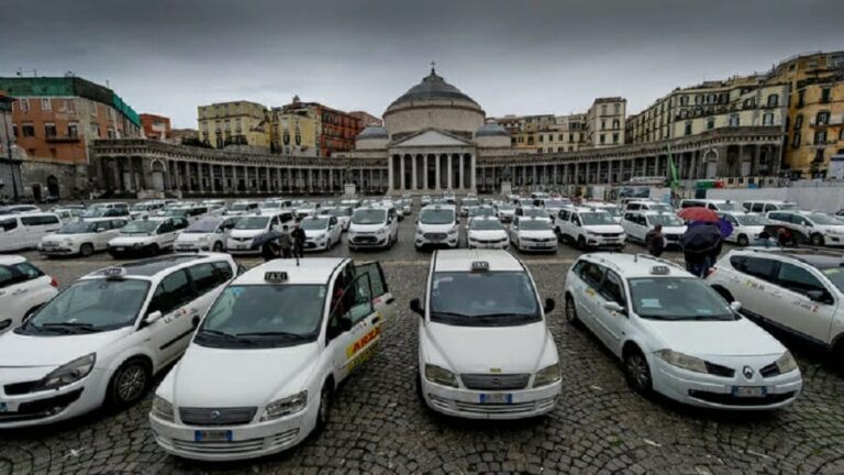 Covid: a Napoli prosegue la protesta dei tassisti in piazza del Plebiscito