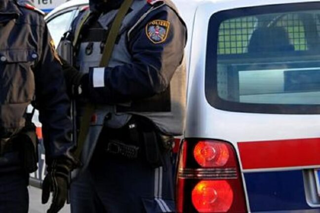 Madre uccide le tre figlie e chiama polizia