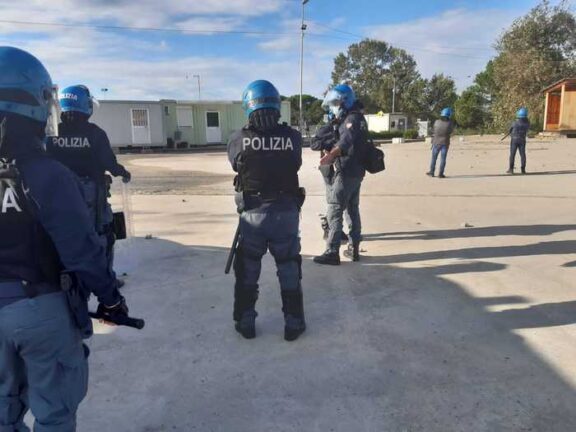 Covid: nuova sassaiola contro poliziotti tendopoli Calabria