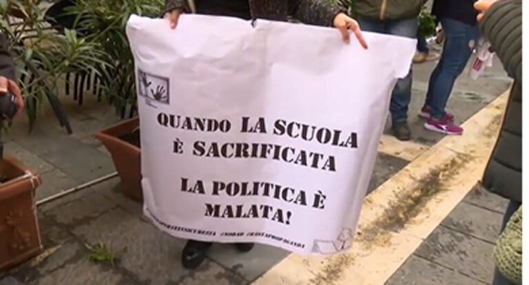 Napoli, proteste di mamme e scuolabus contro chiusura scuole