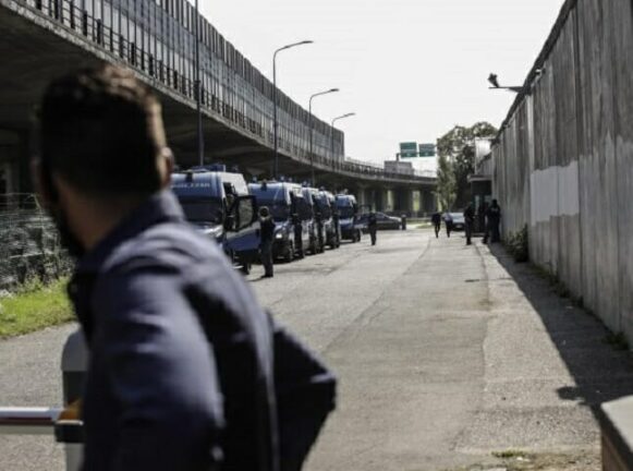 Milano, protesta nel centro migranti. Interviene la Polizia. Due feriti