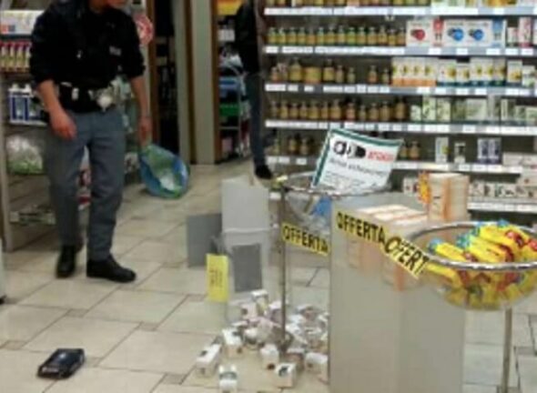 Brindisi. Rapina in farmacia: bandito in fuga con registratore di cassa