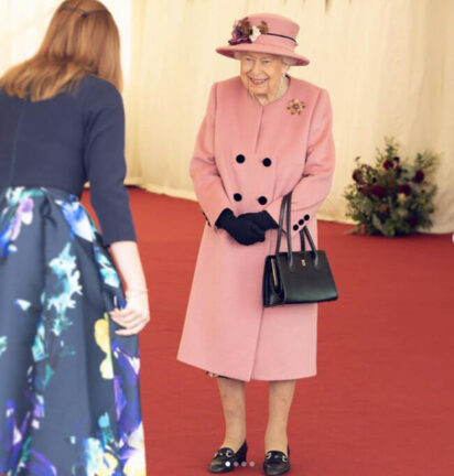 La Regina Elisabetta torna alla vita pubblica ma senza mascherina: è polemica