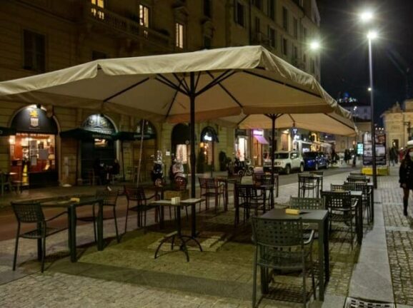 Sulla stretta vincono le Regioni: cosa cambia per locali e palestre