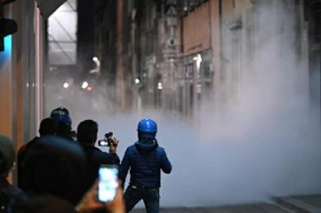 Firenze, guerriglia nella notte: 20 persone fermate, feriti agenti di polizia