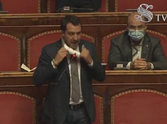 È caos al Senato. Salvini attacca Conte e toglie la mascherina