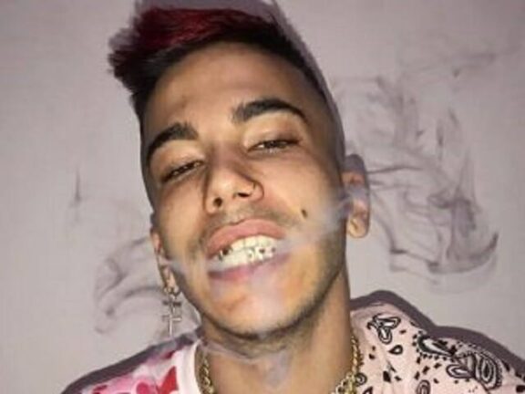 Folla di ragazzini lo scambiano per Sfera Ebbasta, interviene la polizia