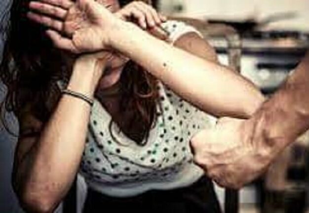 Sogliano Cavour. Picchia la moglie e siringhe per casa: sotto processo un 38enne