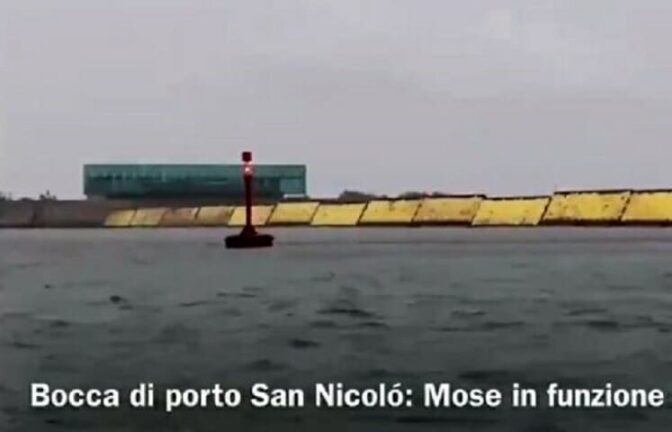 Venezia, sollevato il Mose in emergenza: le dighe funzionano