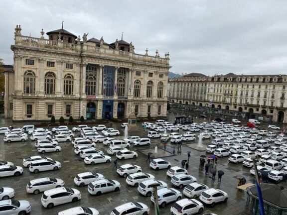 Taxi occupano piazza Castello a Torino, ‘servono incentivi’