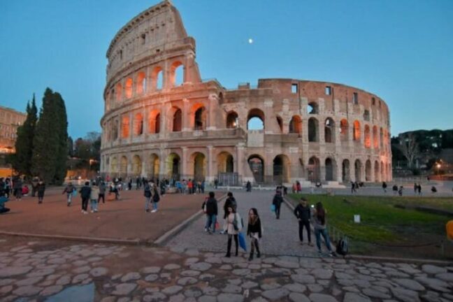 Tedesca 14enne incide l’iniziale del proprio nome sul Colosseo: denunciata