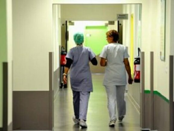 Festa tra medici e infermieri, scoppia un focolaio all’ospedale in Valtellina