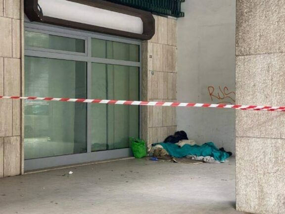 Clochard di 34 anni muore sotto il porticato nel centro della città