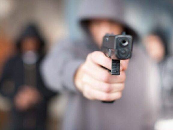 Follia in strada: sventola la pistola dal finestrino e spara