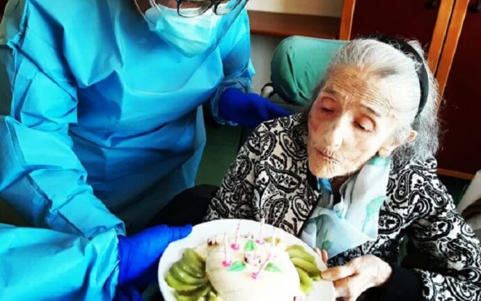 Covid: positiva con sintomi molto lievi, festeggia 101 anni