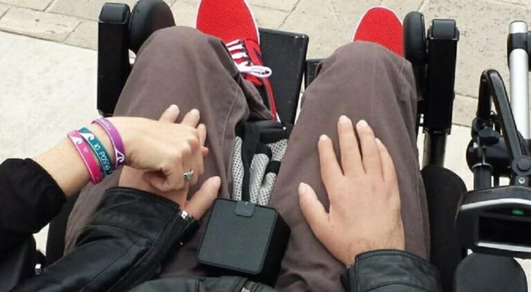 Brindisi, donna affetta da Sla: «Tamponi anche agli assistenti Adi»