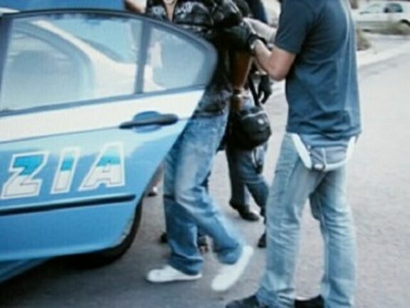 Mamma “coraggio” fa arrestare il figlio per spaccio