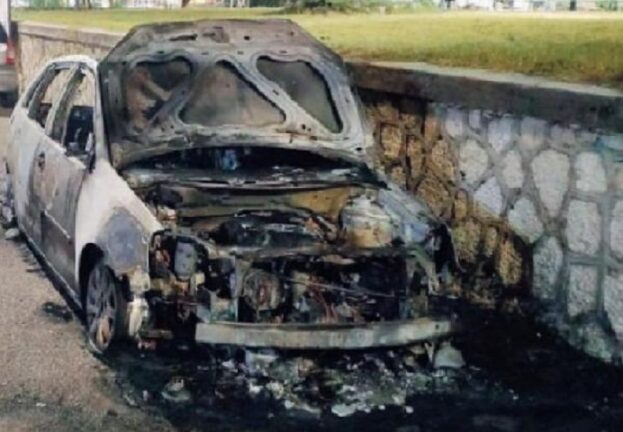 Lei si lamenta degli schiamazzi e loro le bruciano l’auto