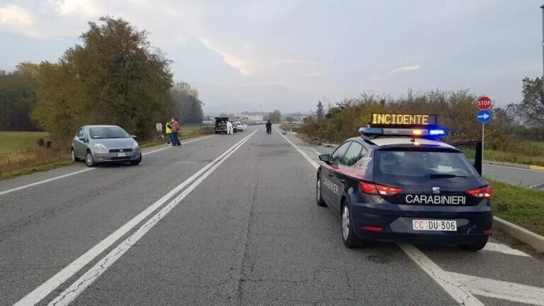 Scontro frontale con un’auto: muore motociclista di 50 anni