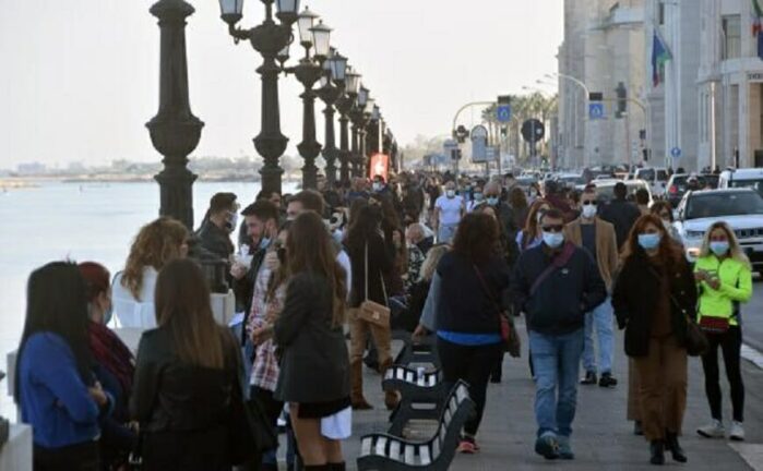Bari, tanta gente sul lungomare a godersi il sole in barba al Dpcm