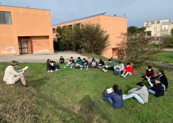 Scuole chiuse in Puglia, prof fa lezione su prato nel Barese