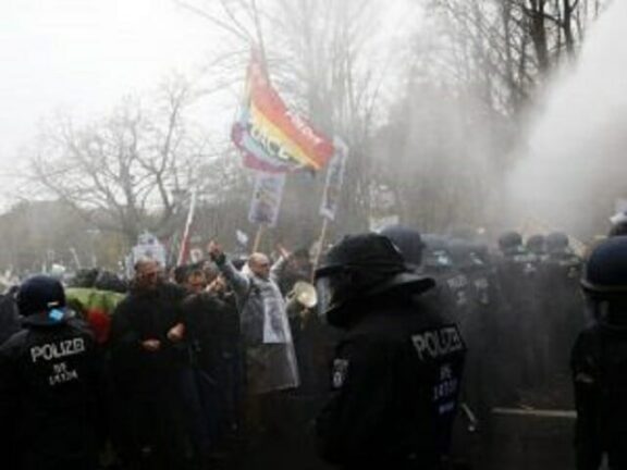 Berlino scontri tra manifestanti e polizia: cariche a arresti
