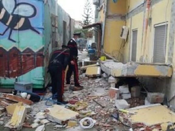 Cagliari, operai travolti dal crollo di un balcone: uno è morto e l’altro è ferito