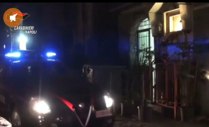 Chiedono il pizzo nella zona del clan rivale e finisce in sparatoria