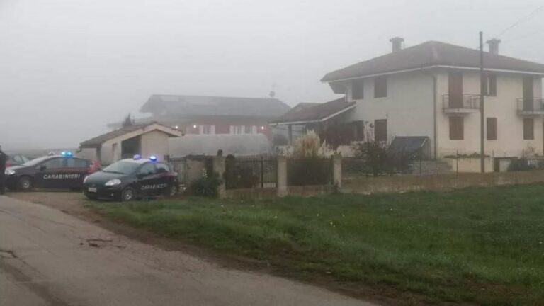 Tragedia nel Torinese: spara alla moglie e ai due figli e poi si uccide