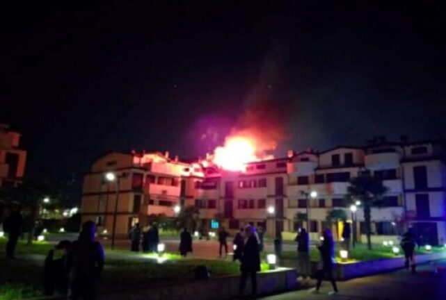 Incendio a Cologno, fiamme ed esplosioni nel condominio