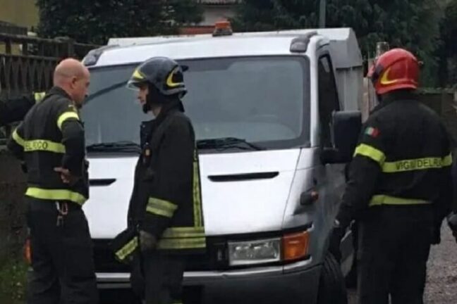 Como furgone precipita da sopraelevata grave una donna