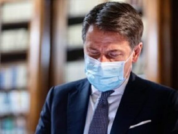 Conte: “Natale? il virus corre veloce, niente baci e abbracci”