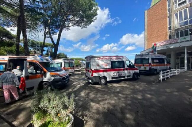 Coronavirus, l’allarme del Cotugno: “Siamo al limite, fate un lockdown personale”