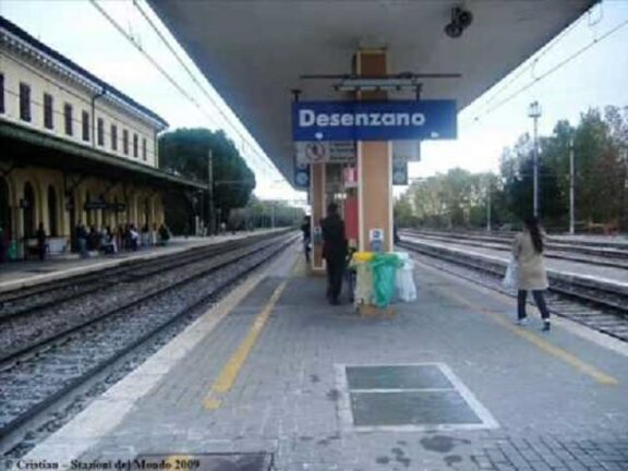 Tragedia sfiorata alla stazione di Desenzano, pendolari inseguono il treno