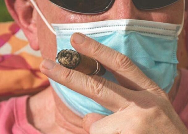 Coronavirus, nuove disposizioni: divieto di fumare in strada