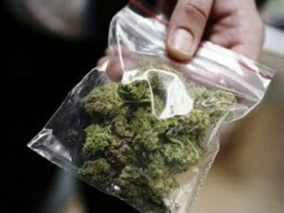 Catania, 28enne si traveste da rider per consegnare stupefacenti a domicilio