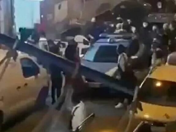 Napoli, maxi festa di nigeriani ​Arriva la polizia: feriti 8 agenti