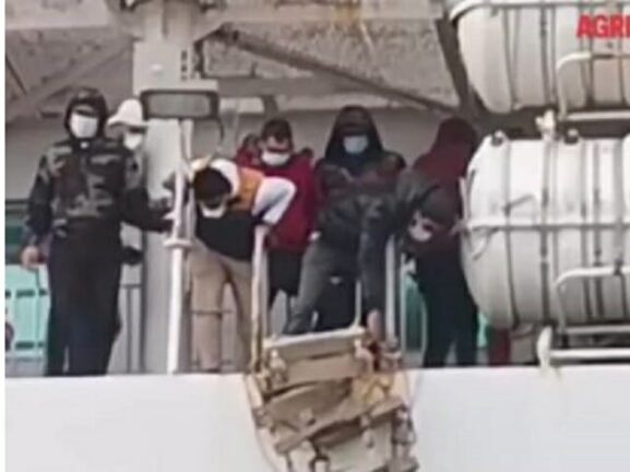 Migranti in fuga dalla nave quarantena