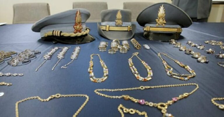 Gioielli falsi nei negozi del centro di Milano: svelata frode da 450mila euro