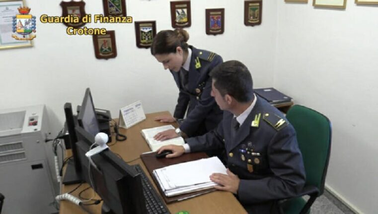 Covid: ottiene ristori non dovuti per calo fatturato, denuncia