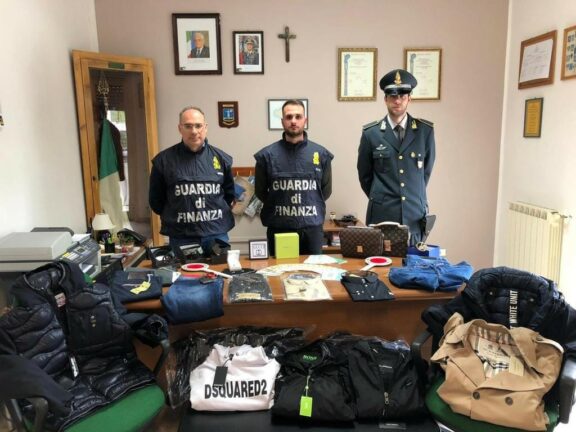 Enna: Gdf dona in beneficenza numerosi capi di abbigliamento