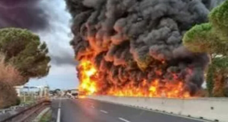 Incendio sulla Fi-Pi-Li, cisterna in fiamme e traffico in tilt