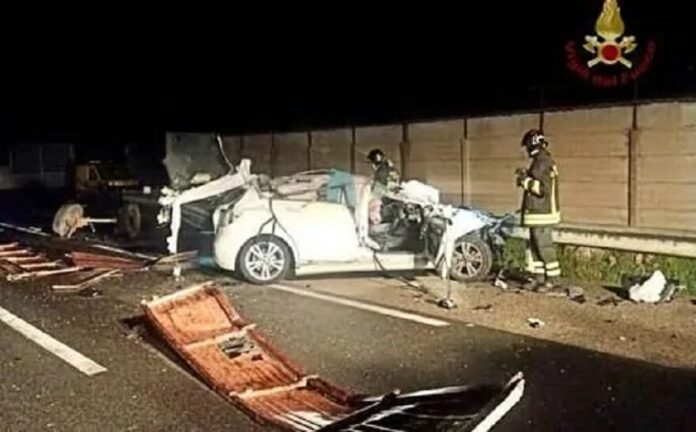 Auto contro trattore: morti un 18enne e la fidanzata di 17 anni incinta