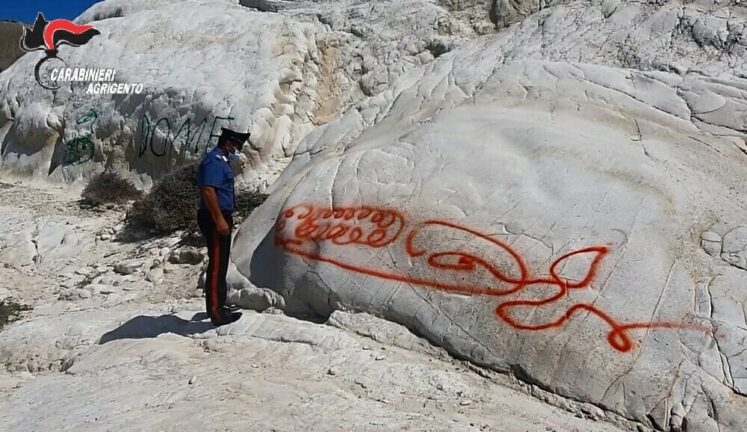 Denunciato un uomo per aver deturpato Punta Bianca di Agrigento