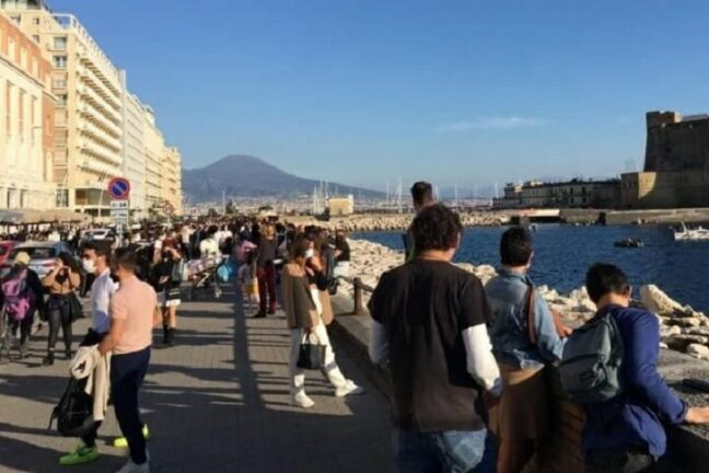 Napoli, migliaia di persone sul Lungomare: folla e ristoranti pieni.