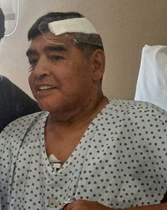 Maradona: indagato il medico personale, l’ipotesi è di omicidio colposo