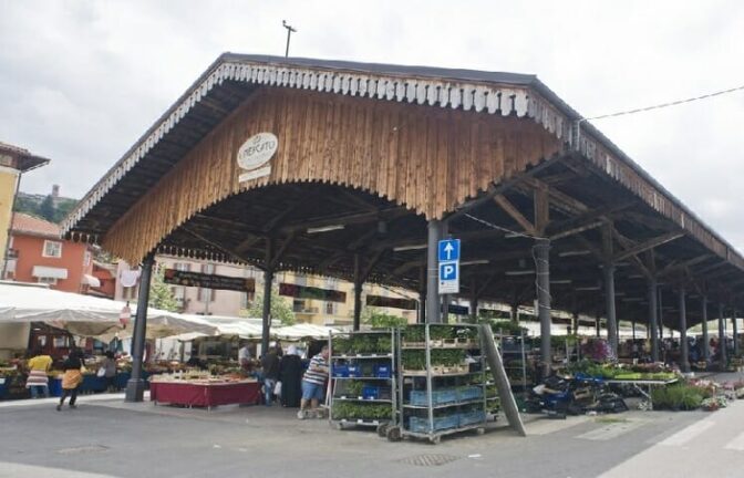 Al mercato di Mondovì senza mascherina, 400 euro di multa