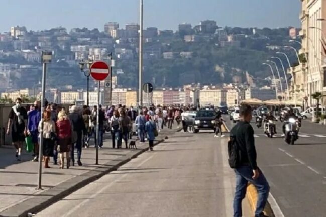 Il Lungomare di Napoli è pieno di persone anche oggi